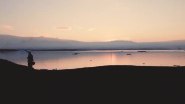 İzlanda Manzarasında Yürüyen Adamın Silüeti