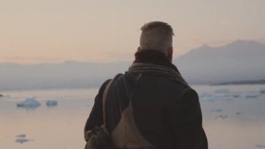 İzlanda 'da Günbatımında Yürüyen Adam