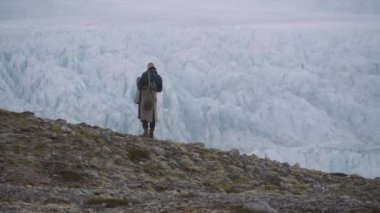 Gezgin Adam Buzul ile Rocky Manzarasında Duruyor