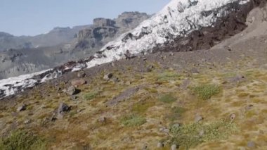 İnsansız hava aracı tepelerin üzerinden ve karlı dağlardaki yürüyüşçülere doğru ateş etti.