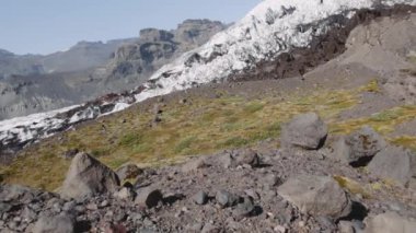 İnsansız hava aracı tepelerden ve karlı dağlara doğru kayalıklardan ateş etti.