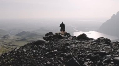 Yalnız Gezgin 'in üstündeki İHA Güneş Işığı Vadisi' ne bakıyor