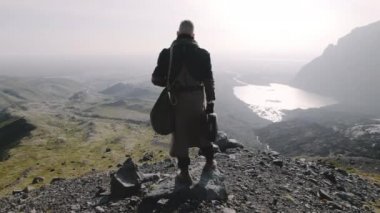 Yalnız Yolcu Sunlit Vadisi 'ne doğru bakıyor.