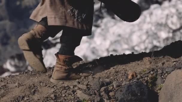 Mann läuft in alten Stiefeln am Kamm entlang — Stockvideo