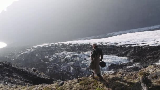 Hombre viajero caminando para mirar por el glaciar y el valle — Vídeo de stock