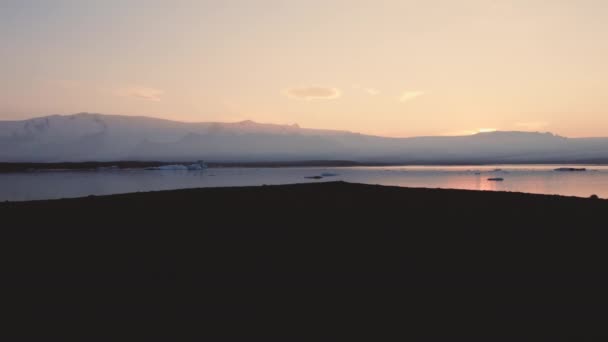 Silhouette dell'uomo che cammina attraverso il paesaggio islandese — Video Stock