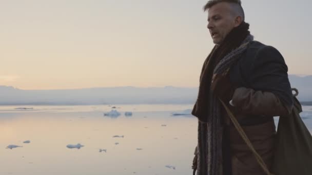 Man går i frusen isländsk landskap — Stockvideo
