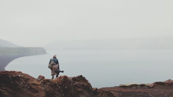 Resande man vandrar i isländska landskap — Stockvideo