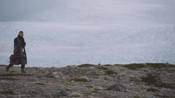 Viajando homem carregando guitarra e caminhadas sobre paisagem rochosa — Vídeo de Stock