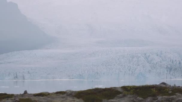 Mglisty lodowiec w mroźnym jeziorze Islandii — Wideo stockowe