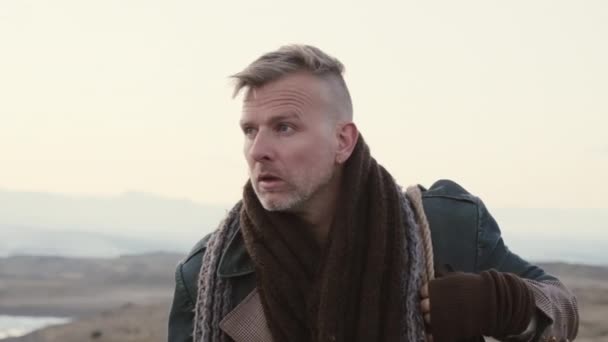 Reizende man lopend en rondkijkend in IJsland — Stockvideo