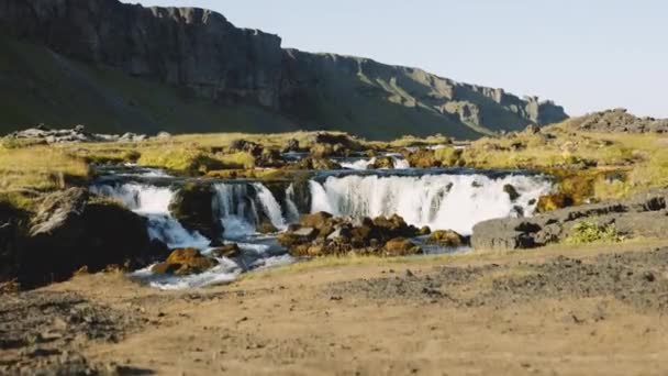 Drone Shot elevándose sobre el paisaje con cascadas — Vídeos de Stock
