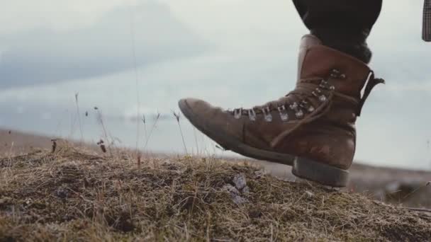 Hombre en botas gastadas viejas Senderismo a través del paisaje — Vídeos de Stock