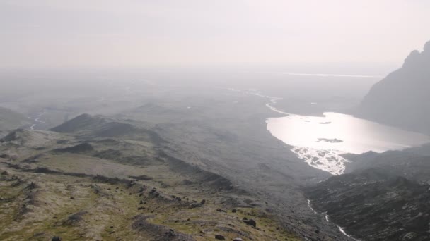 Dron nad osamělým poutníkem se dívá dolů do údolí Sunlit — Stock video