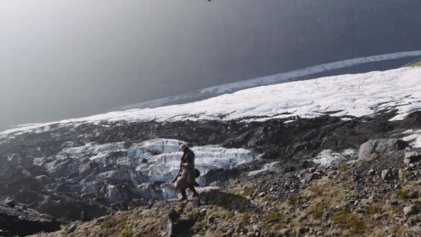 Escursionista che cammina lungo la montagna con custodia per chitarra — Video Stock