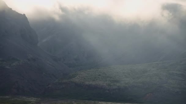 Chmury słoneczne i mgła poruszające się po górach — Wideo stockowe