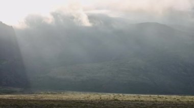 Güneşli Bulutlar ve Sis Dağların Üzerinde Hareket Ediyor
