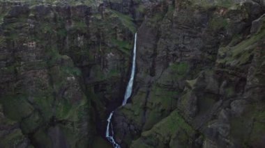 Yeşil Dağdaki Şelaleye İHA uçağı