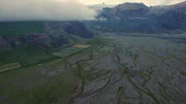 İnsansız hava aracı dağların üzerinden uçar ve Nehir örer