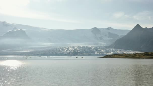 巨大的阳光下的冰川和覆盖的雪山 — 图库视频影像