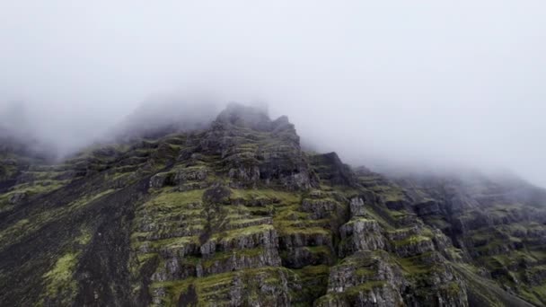 Drohnenflug auf Berggipfel im Nebel — Stockvideo