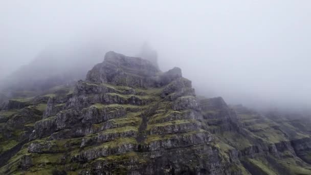 Drohnenflug auf Berggipfel im Nebel — Stockvideo