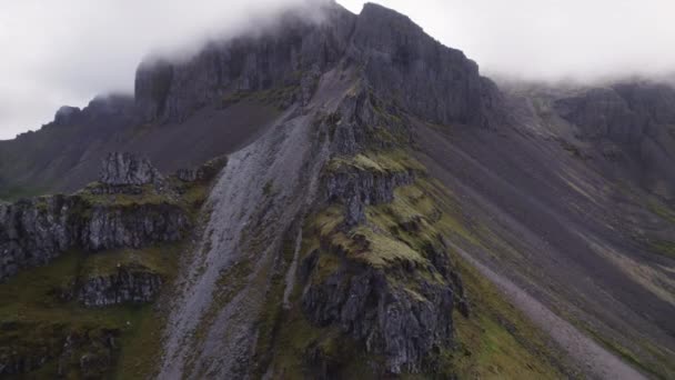 Drone di volo verso l'uomo in piedi sulla cresta della montagna — Video Stock