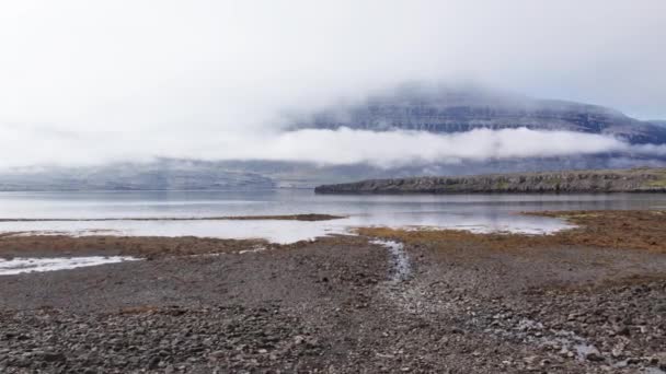 Vuelo de drones hacia el río, la niebla y la montaña — Vídeos de Stock