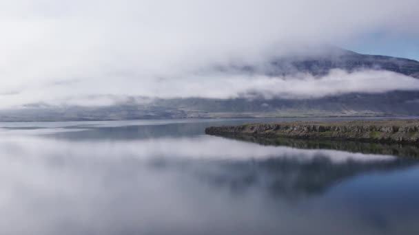 Voo de drone sobre a calma Misty, River — Vídeo de Stock