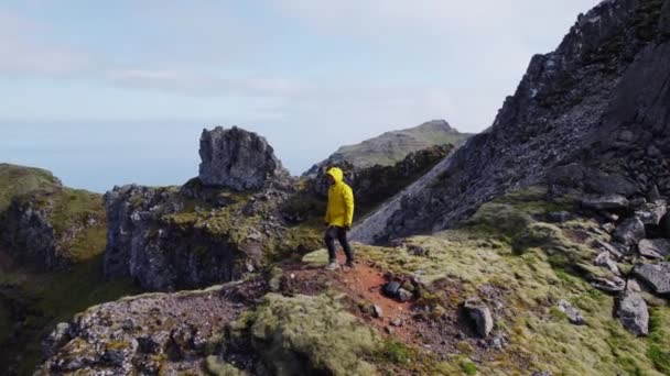 Drone Flight of Man i gult på berget Ridge — Stockvideo