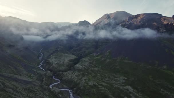 Drohnenflug über Landschaft mit Bergen und niedrigen Wolken — Stockvideo