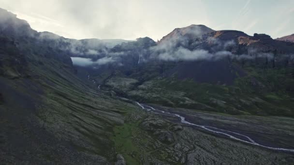 Drone volo sopra il paesaggio con montagne e nuvole basse — Video Stock