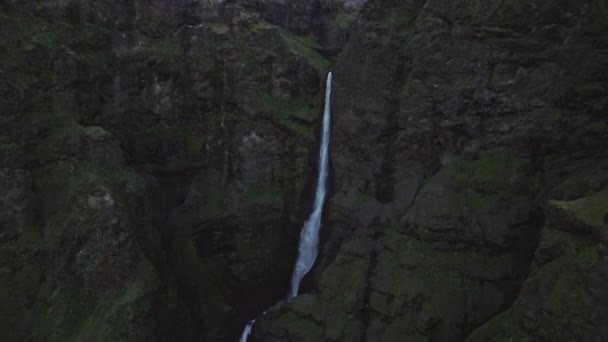 Drone vuelo desde la cascada en la montaña verde — Vídeos de Stock