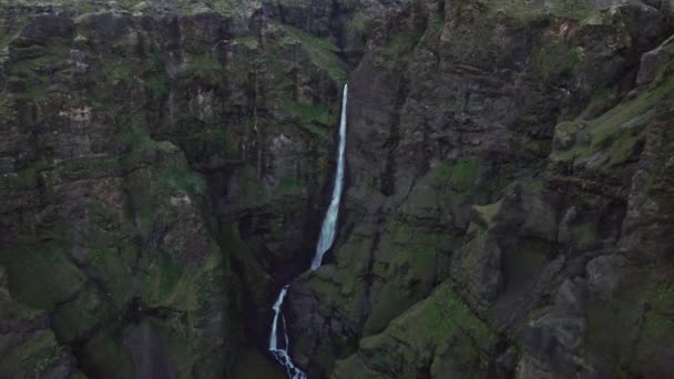 Lot dronem do wodospadu w Green Mountain — Wideo stockowe