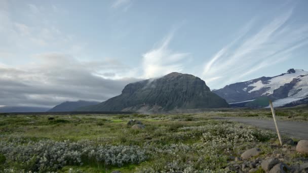 Prado e montanhas na paisagem sob céu azul — Vídeo de Stock
