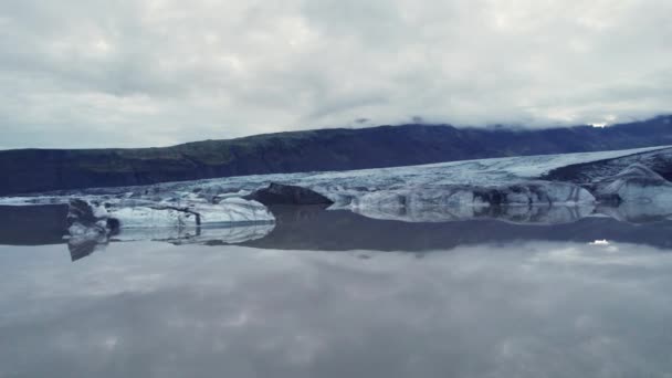 Drone vlucht naar gletsjer onder bewolkte lucht — Stockvideo