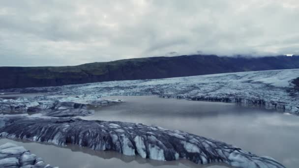 Πτήση drone προς παγετώνα κάτω από συννεφιασμένο ουρανό — Αρχείο Βίντεο