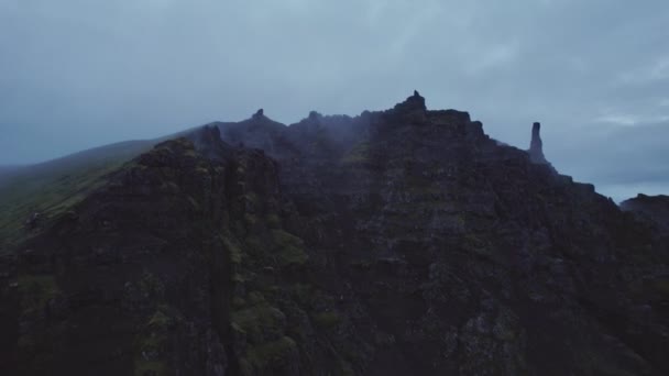 Dron let z Mlhavé hory vrchol černé skály — Stock video