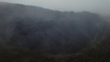 Kraterde Lav oluşumuyla Volkan üzerinde insansız hava aracı