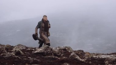 Paltolu Adam Puslu ve Rocky Peyzajında Yürüyor