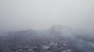 Manzaranın üzerindeki İHA Sis ve Duman ile kaplı Volkana doğru