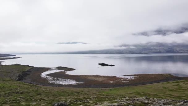 Vuelo en avión no tripulado hacia el lago tranquilo con nubes bajas y montañas — Vídeos de Stock