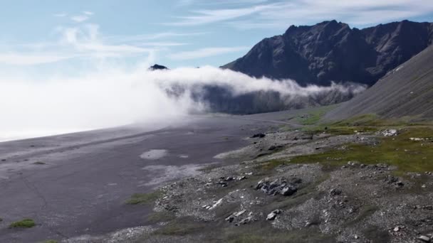 Drone volo sopra la linea costiera nebbiosa e montagne — Video Stock