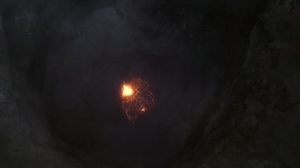 Dron nad sopkou s lupou formující se v kráteru — Stock video