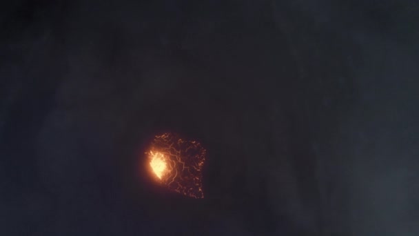 Dron nad wulkanem z lawą tworzącą się w kraterze — Wideo stockowe