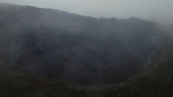 Дрони над вулканом з формуванням лави в кратері — стокове відео