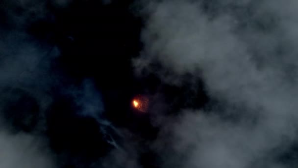 Drone boven vulkaan met Lava gevormd in krater — Stockvideo