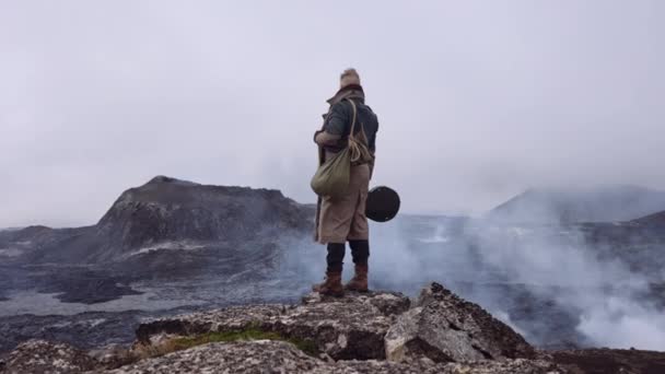Reizende man dragen gitaar geval en wandelen over mistige rotsen — Stockvideo