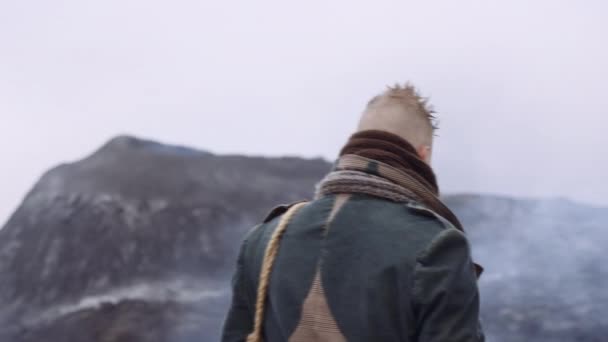 霧の岩の上を歩く旅の男 — ストック動画
