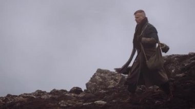 Paltolu Adam Puslu ve Rocky Peyzajında Yürüyor